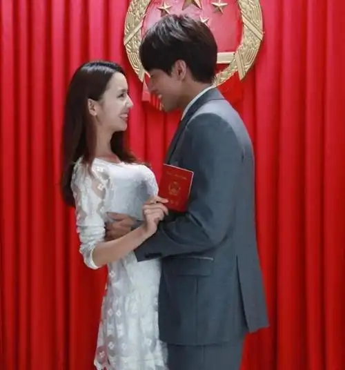 言承旭佟丽娅剧中结婚照被扒 十指紧扣定格甜蜜