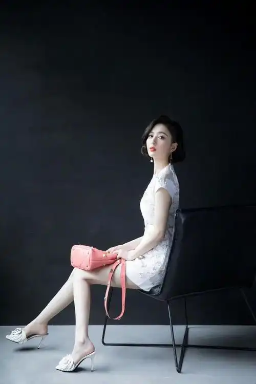 佟丽娅性感起来不得了,穿钻石连衣裙配翡翠首饰,贵气优雅!