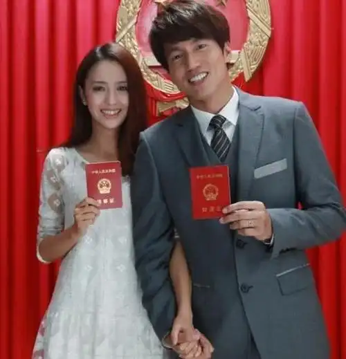 近日,一组佟丽娅和言承旭领证结婚的照片在网上疯传,引起了不小的舆论