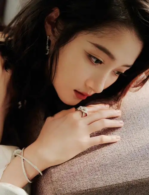 关晓彤分享海边美照,一袭白裙宛如新娘,大秀纤细美腿惹人爱_腾讯新闻