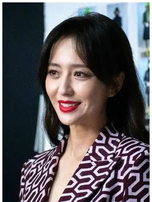 佟丽娅颜值是真高,浓妆艳抹一点也不显老,身上穿搭更是高级_造型_西装