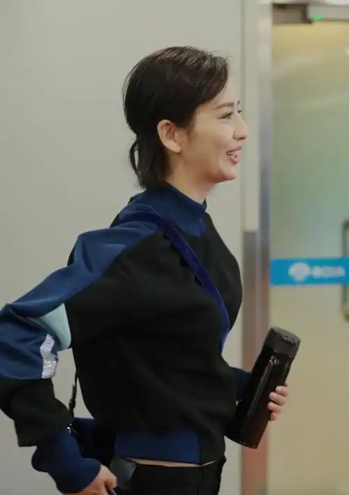 她变老又怎样佟丽娅直面近镜头肤色松弛呈现皱纹照样笑容满面