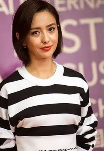 佟丽娅本人皮肤干燥发黄,扭头的时候脖子好多皱纹,老得好快啊!