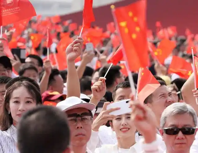 佟丽娅简约穿搭现身阅兵礼手拿红旗满脸自豪气质清新美貌出众