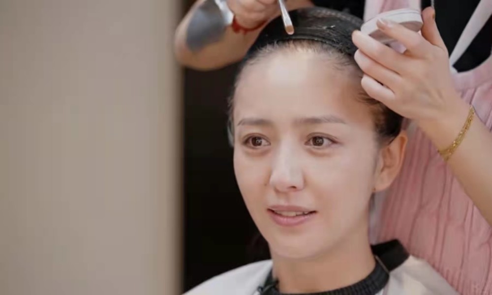 38岁佟丽娅扮老,戴假发套化皱纹,网友:老了也是时尚达人_腾讯新闻