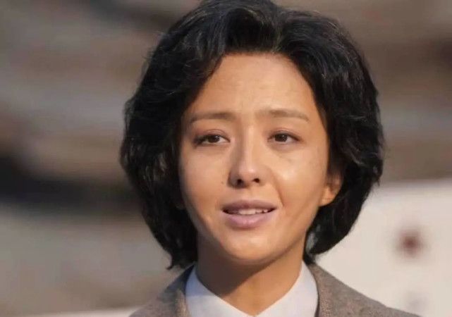 带着孩子看本人出演的革命者佟丽娅离婚之后状态很好